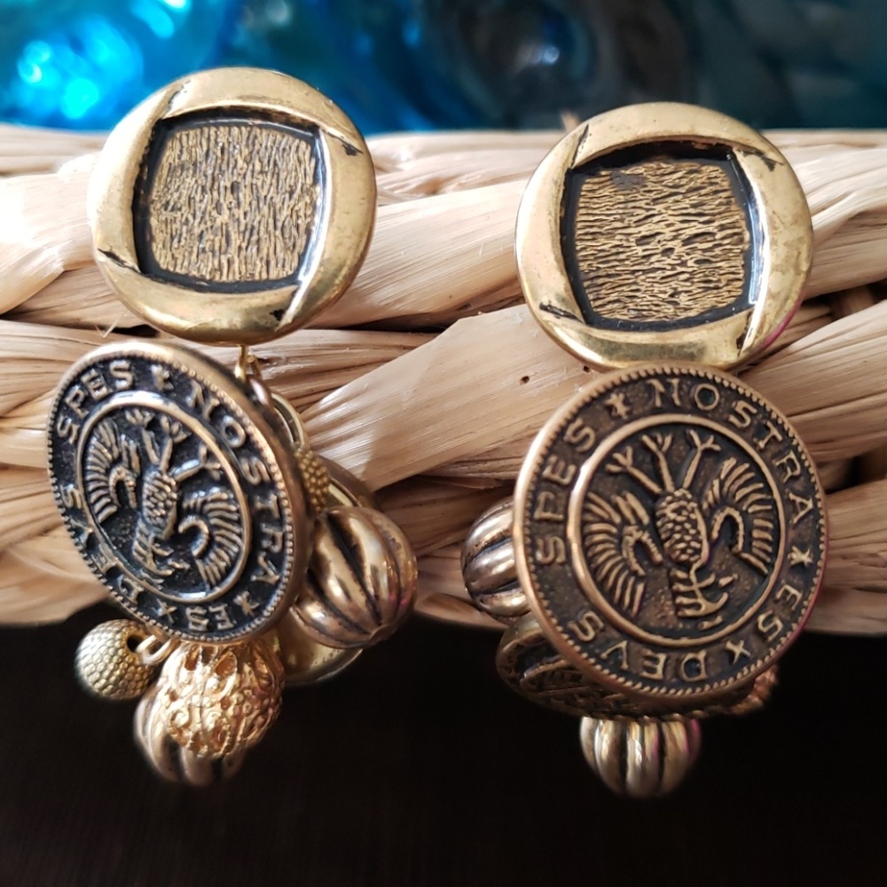 VTG gold finished coin motif earrings - Picture 2 of 4